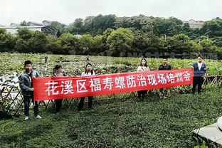 实力说话？贝利厄姆遭对手球迷竖中指怒怼，飞吻望远+指天回应